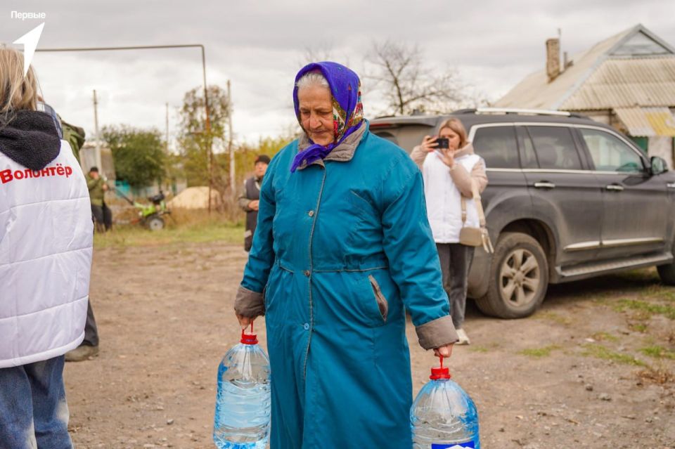 Молодежь Докучаевска помогает прифронтовым селам Молодежь Докучаевска помогает прифронтовым селам