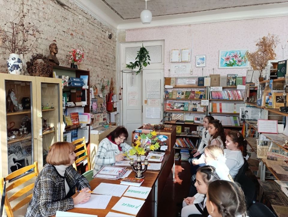 В школе Ждановки прошел конкурс чтецов, посвященный любимой поре года Александра Пушкина - осени В школе Ждановки прошел конкурс чтецов, посвященный любимой поре года Александра Пушкина - осени