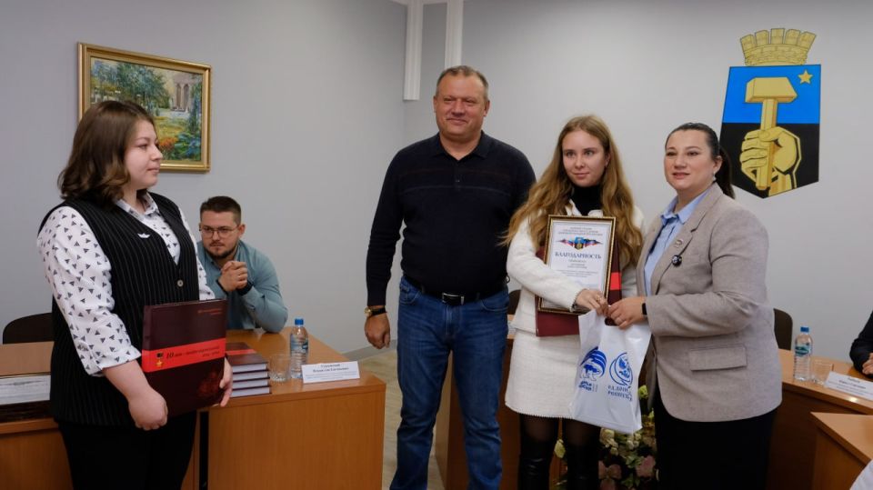 И в дождь, и под обстрелами – они трудятся по зову сердца И в дождь, и под обстрелами – они трудятся по зову сердца