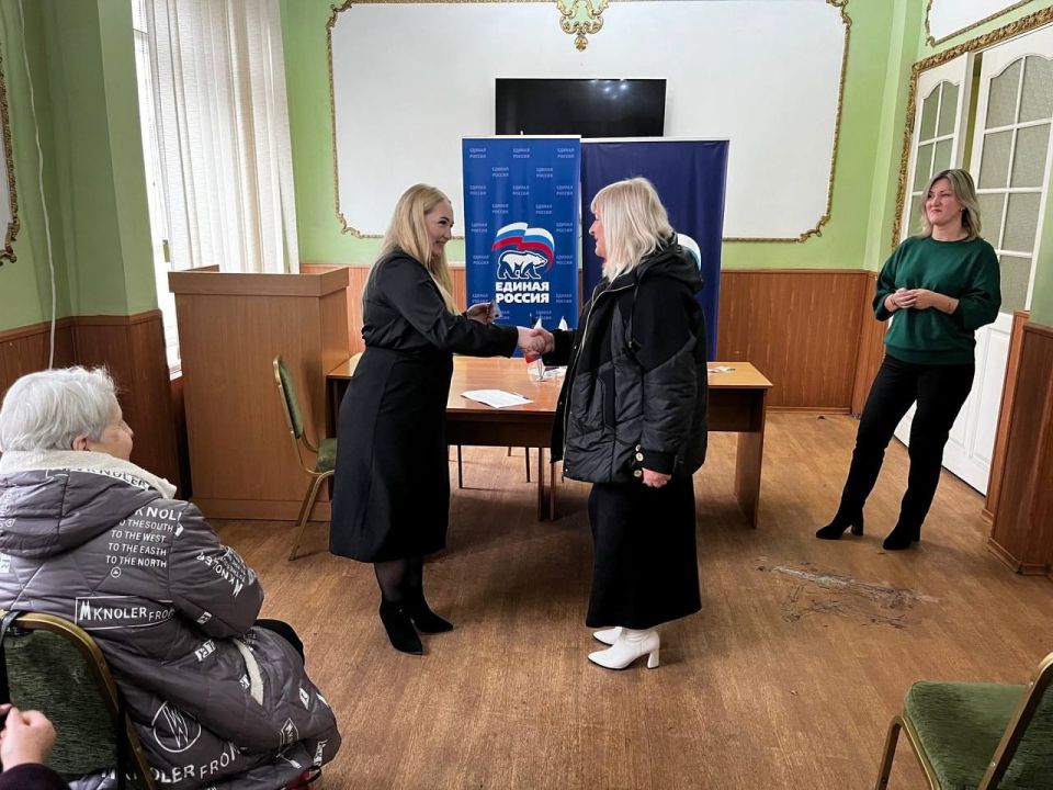 В знаменательный день – третью годовщину со дня основания Донецкого регионального отделения партии "Единая Россия" – в Общественной приемной Енакиевского местного отделения состоялось торжественное вручение партийных билетов... В знаменательный день – третью годовщину со дня основания Донецкого регионального отделения партии "Единая Россия" – в Общественной приемной Енакиевского местного отделения состоялось торжественное вручение партийных билетов...