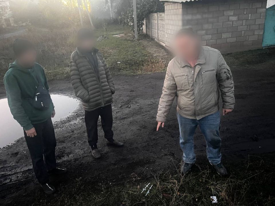 Двоих наркоманов с «дозой» поймали полицейские в Донецке Двоих наркоманов с «дозой» поймали полицейские в Донецке