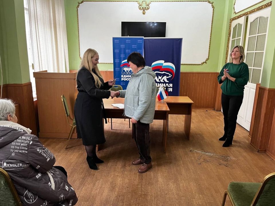 В знаменательный день – третью годовщину со дня основания Донецкого регионального отделения партии "Единая Россия" – в Общественной приемной Енакиевского местного отделения состоялось торжественное вручение партийных билетов... В знаменательный день – третью годовщину со дня основания Донецкого регионального отделения партии "Единая Россия" – в Общественной приемной Енакиевского местного отделения состоялось торжественное вручение партийных билетов...
