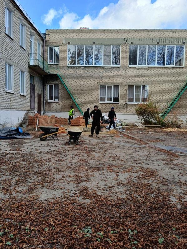 Денис Зубов: Рабочие возводят новую кладку во входных группах детского сада № 17 "Теремок" Денис Зубов: Рабочие возводят новую кладку во входных группах детского сада № 17 "Теремок"