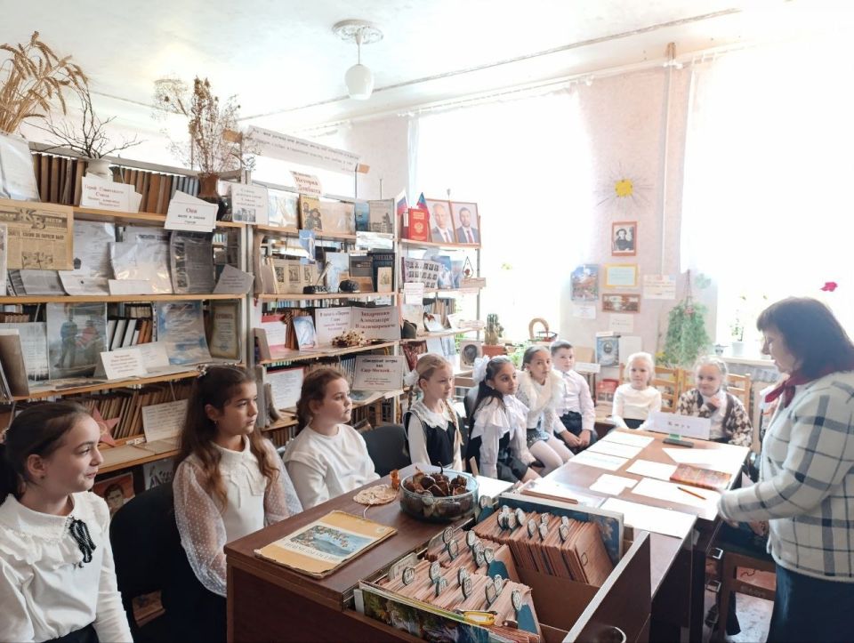 В школе Ждановки прошел конкурс чтецов, посвященный любимой поре года Александра Пушкина - осени В школе Ждановки прошел конкурс чтецов, посвященный любимой поре года Александра Пушкина - осени