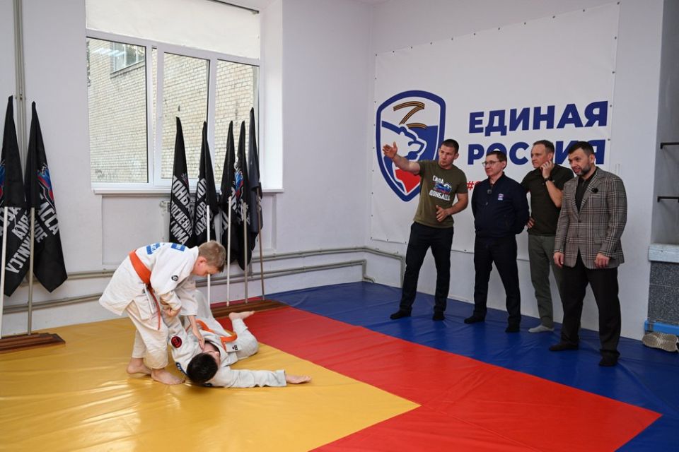 Восстановление сотен объектов народной программы, социальная поддержка и решение обращений граждан: три года назад в Донбассе появились региональные отделения Единой России Восстановление сотен объектов народной программы, социальная поддержка и решение обращений граждан: три года назад в Донбассе появились региональные отделения Единой России