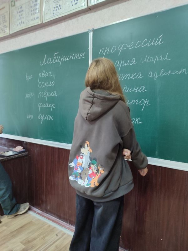 21 октября сотрудники Зуевской библиотеки-филиала №5 провели для учащихся ГБОУ «СШ №11 г.о. Харцызск» мероприятие «Лабиринты профессий» 21 октября сотрудники Зуевской библиотеки-филиала №5 провели для учащихся ГБОУ «СШ №11 г.о. Харцызск» мероприятие «Лабиринты профессий»