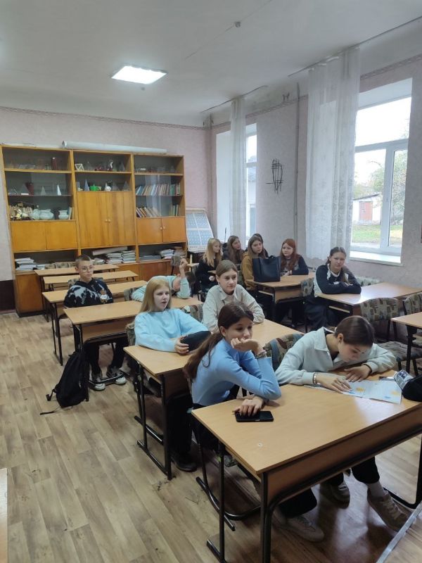 21 октября сотрудники Зуевской библиотеки-филиала №5 провели для учащихся ГБОУ «СШ №11 г.о. Харцызск» мероприятие «Лабиринты профессий» 21 октября сотрудники Зуевской библиотеки-филиала №5 провели для учащихся ГБОУ «СШ №11 г.о. Харцызск» мероприятие «Лабиринты профессий»