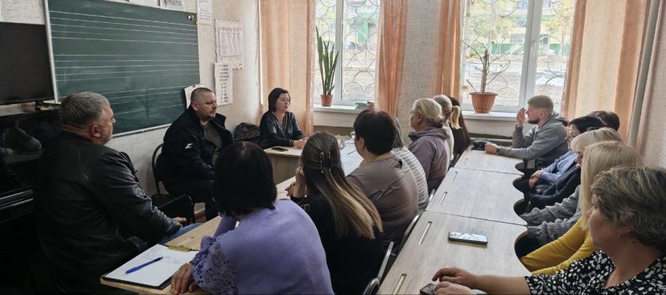 Заместитель главы муниципального образования городского округа Харцызск Виктория Рогожина провела встречу с трудовым коллективом МБУДО "Зугрэсская детская школа искусств" Заместитель главы муниципального образования городского округа Харцызск Виктория Рогожина провела встречу с трудовым коллективом МБУДО "Зугрэсская детская школа искусств"