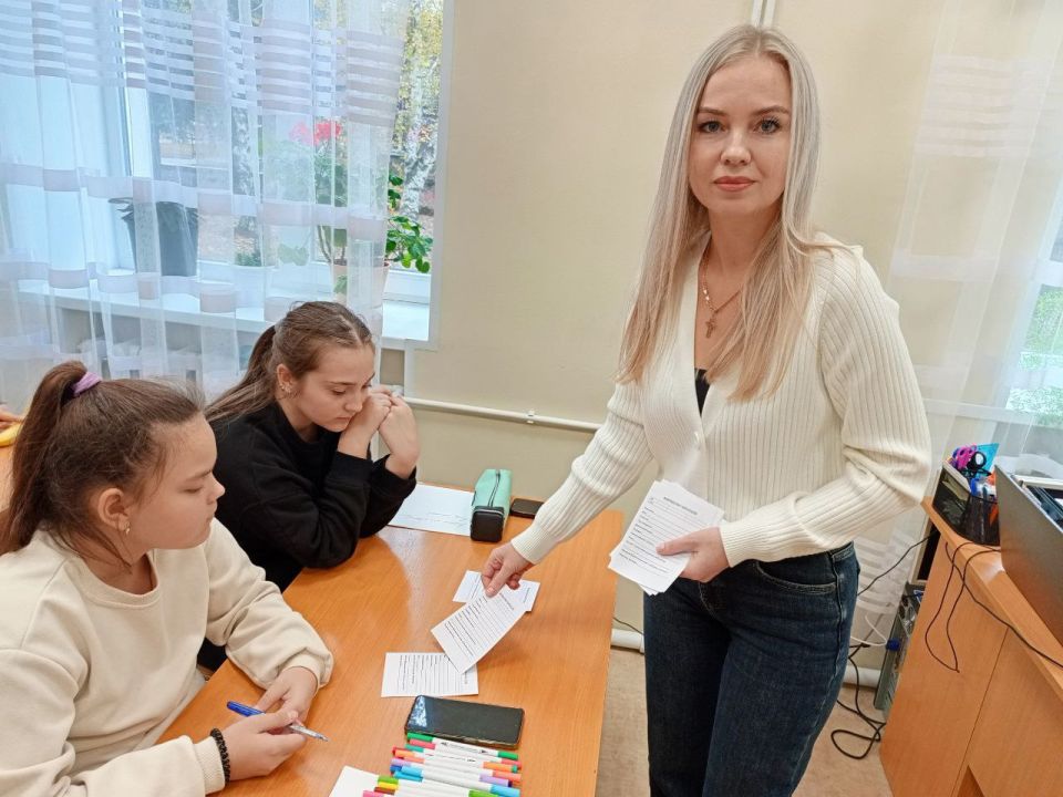 В рамках Республиканской акции «Учиться в Донбассе», проекта «Классные встречи», 21 октября в ГБОУ«Мироновская школа № 9» к учащимся 6 класса пришла в гости мама, Колода Ирина Юрьевна, которая презентовала свою любимую... В рамках Республиканской акции «Учиться в Донбассе», проекта «Классные встречи», 21 октября в ГБОУ«Мироновская школа № 9» к учащимся 6 класса пришла в гости мама, Колода Ирина Юрьевна, которая презентовала свою любимую...