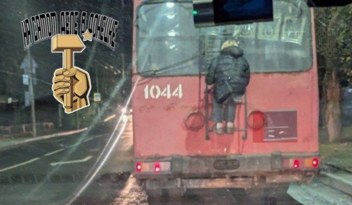 Рискованная попытка проехать «зайцем» на Ленинском проспекте в Донецке