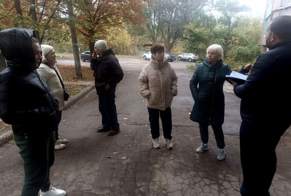 По поручению Главы ДНР Дениса Пушилина 21.10.2025 по адресу: г.Донецк, ул. Днепродзержинская,17 состоялась встреча с жителями района, на которой присутствовал заместитель руководителя Управы Ленинского внутригородского... По поручению Главы ДНР Дениса Пушилина 21.10.2025 по адресу: г.Донецк, ул. Днепродзержинская,17 состоялась встреча с жителями района, на которой присутствовал заместитель руководителя Управы Ленинского внутригородского...