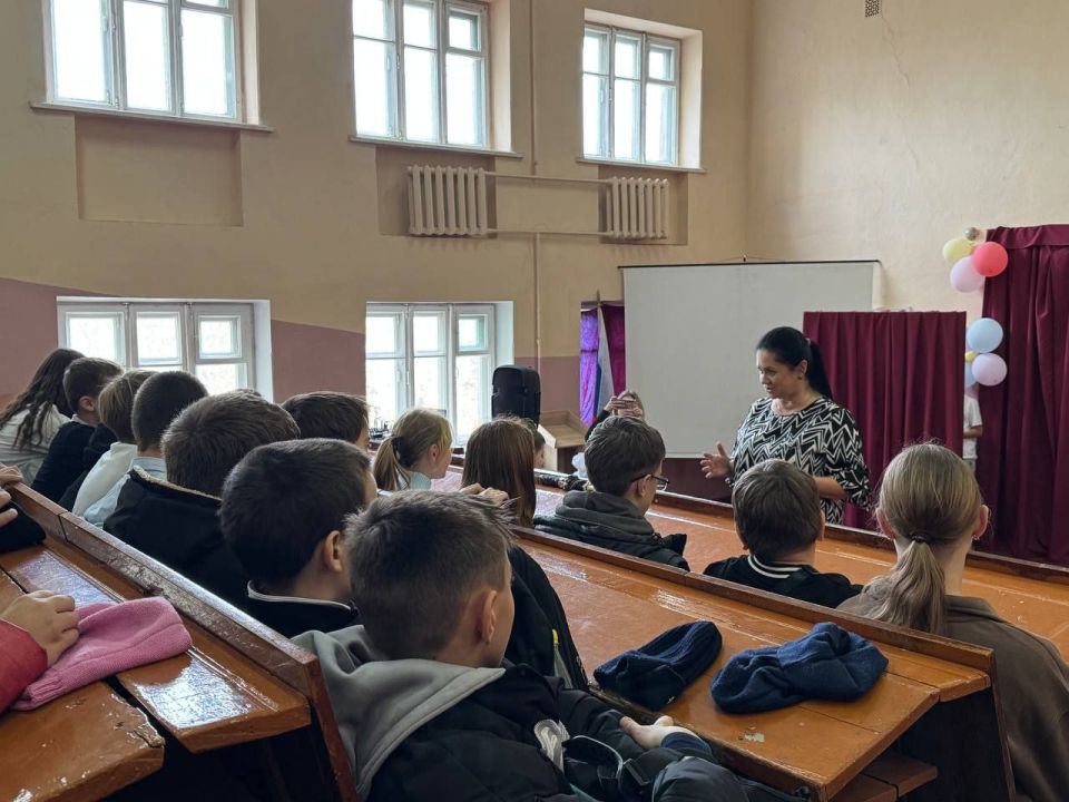 21 октября учащиеся 5-А и 7-Б классов ГБОУ «ЛИЦЕЙ «СПЕКТР» Г.О.ТОРЕЗ» совершили увлекательное путешествие в мир театрального искусства 21 октября учащиеся 5-А и 7-Б классов ГБОУ «ЛИЦЕЙ «СПЕКТР» Г.О.ТОРЕЗ» совершили увлекательное путешествие в мир театрального искусства