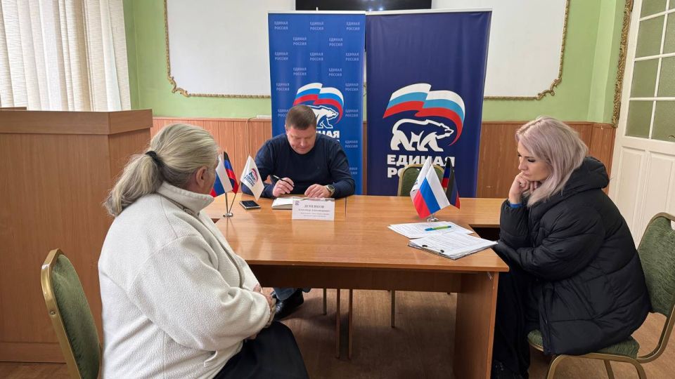 Личный приём граждан. Заместитель главы администрации муниципального образования городского округа Енакиево Александр Деменков провёл личный приём граждан в общественной приемной Енакиевского местного отделения Всероссийской... Личный приём граждан. Заместитель главы администрации муниципального образования городского округа Енакиево Александр Деменков провёл личный приём граждан в общественной приемной Енакиевского местного отделения Всероссийской...