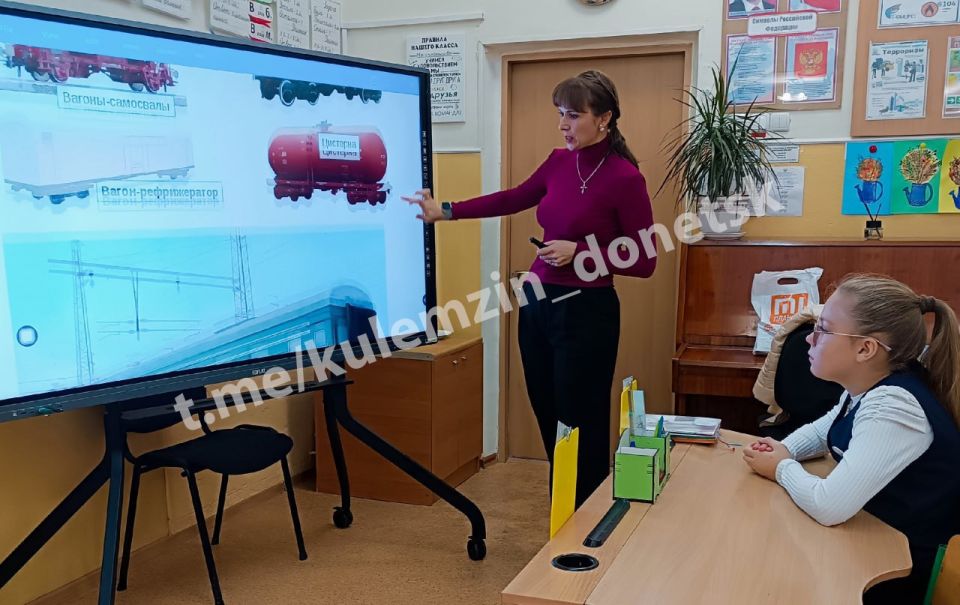 Сегодня в рамках Республиканской акции «Учиться в Донбассе» во всех общеобразовательных организациях г. о. Донецк состоялись занятия в рамках курса «Россия – мои горизонты» («Донбасс мои горизонты») по теме «Учиться в... Сегодня в рамках Республиканской акции «Учиться в Донбассе» во всех общеобразовательных организациях г. о. Донецк состоялись занятия в рамках курса «Россия – мои горизонты» («Донбасс мои горизонты») по теме «Учиться в...