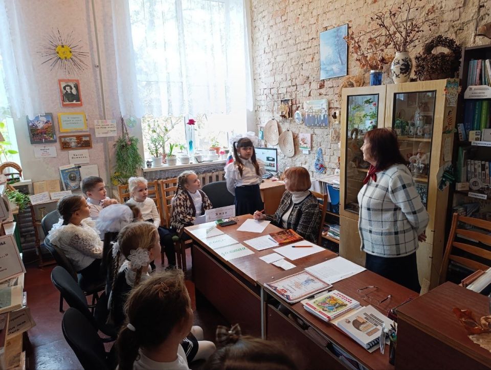 В школе Ждановки прошел конкурс чтецов, посвященный любимой поре года Александра Пушкина - осени В школе Ждановки прошел конкурс чтецов, посвященный любимой поре года Александра Пушкина - осени