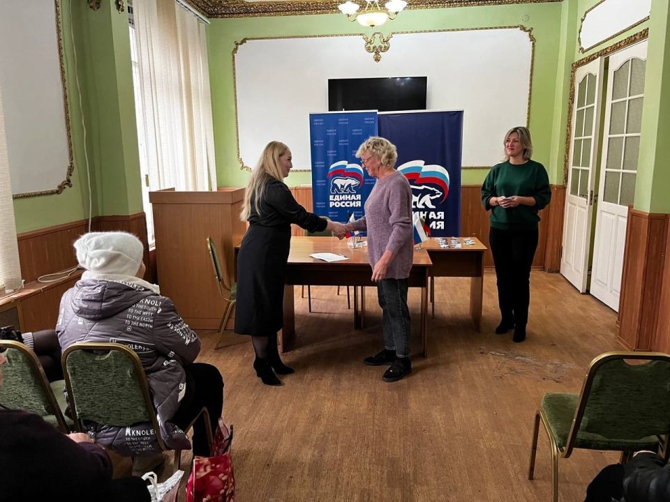 В знаменательный день – третью годовщину со дня основания Донецкого регионального отделения партии "Единая Россия" – в Общественной приемной Енакиевского местного отделения состоялось торжественное вручение партийных билетов... В знаменательный день – третью годовщину со дня основания Донецкого регионального отделения партии "Единая Россия" – в Общественной приемной Енакиевского местного отделения состоялось торжественное вручение партийных билетов...