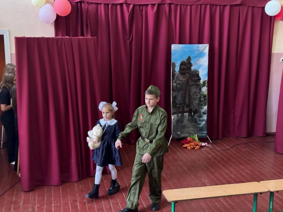 21 октября учащиеся 5-А и 7-Б классов ГБОУ «ЛИЦЕЙ «СПЕКТР» Г.О.ТОРЕЗ» совершили увлекательное путешествие в мир театрального искусства 21 октября учащиеся 5-А и 7-Б классов ГБОУ «ЛИЦЕЙ «СПЕКТР» Г.О.ТОРЕЗ» совершили увлекательное путешествие в мир театрального искусства