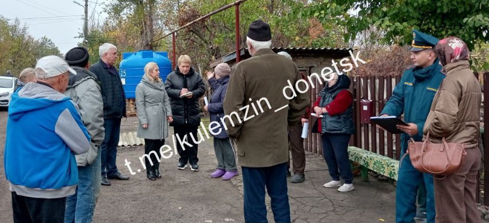 Сегодня заместитель главы администрации г. о. Донецк провёл встречу с жителями Петровского района по ул. Александра Ульянова Сегодня заместитель главы администрации г. о. Донецк провёл встречу с жителями Петровского района по ул. Александра Ульянова