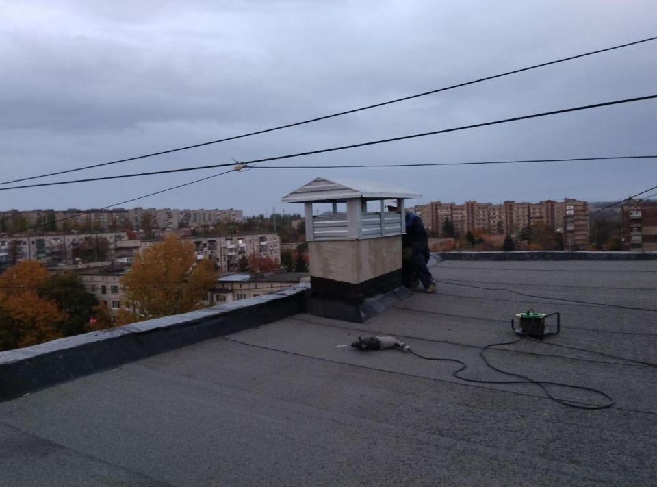 Подрядчики Нижегородской области обновляют кровлю жилого дома в Харцызске Подрядчики Нижегородской области обновляют кровлю жилого дома в Харцызске