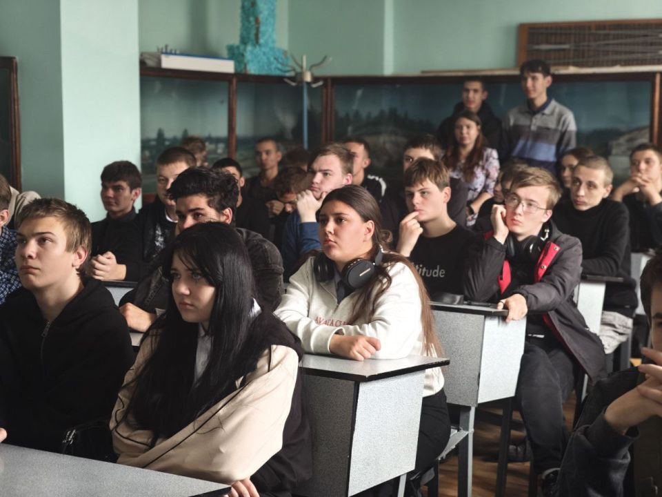 Сегодня, 21 октября 2025 года, заместитель главы администрации городского округа Дебальцево Евгений Глебов провел рабочую встречу с трудовым коллективом и студентами Дебальцевского колледжа транспортной инфраструктуры Сегодня, 21 октября 2025 года, заместитель главы администрации городского округа Дебальцево Евгений Глебов провел рабочую встречу с трудовым коллективом и студентами Дебальцевского колледжа транспортной инфраструктуры