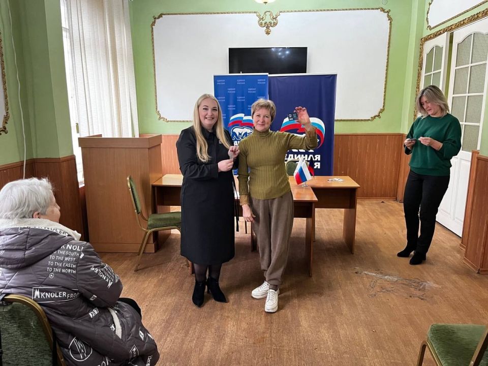 В знаменательный день – третью годовщину со дня основания Донецкого регионального отделения партии "Единая Россия" – в Общественной приемной Енакиевского местного отделения состоялось торжественное вручение партийных билетов... В знаменательный день – третью годовщину со дня основания Донецкого регионального отделения партии "Единая Россия" – в Общественной приемной Енакиевского местного отделения состоялось торжественное вручение партийных билетов...