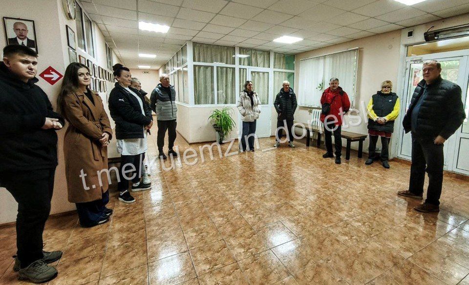В Будённовском районе состоялась встреча заместителя главы администрации г.о. Донецк с работниками спортивной школы № 5. Отработка обращений граждан, как подчеркнул Глава ДНР Денис Пушилин, является важнейшим приоритетом, и... В Будённовском районе состоялась встреча заместителя главы администрации г.о. Донецк с работниками спортивной школы № 5. Отработка обращений граждан, как подчеркнул Глава ДНР Денис Пушилин, является важнейшим приоритетом, и...