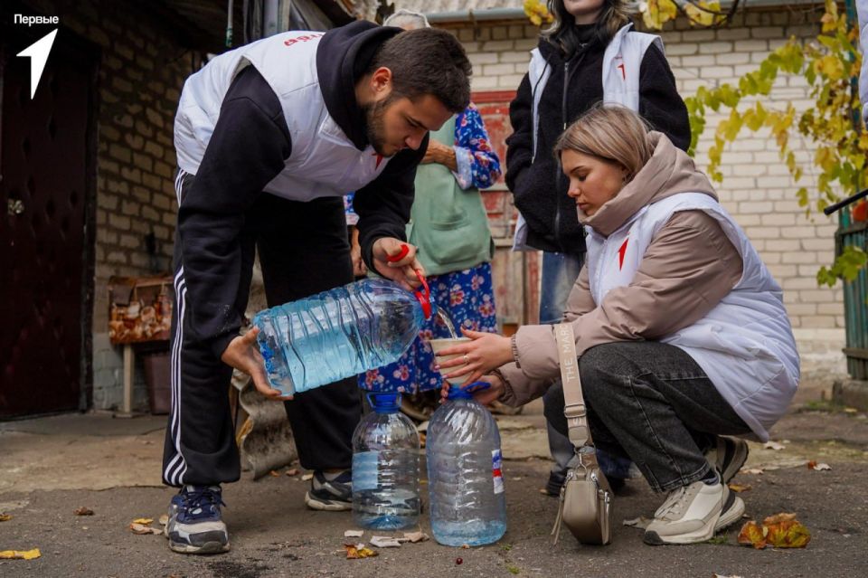 Молодежь Докучаевска помогает прифронтовым селам Молодежь Докучаевска помогает прифронтовым селам