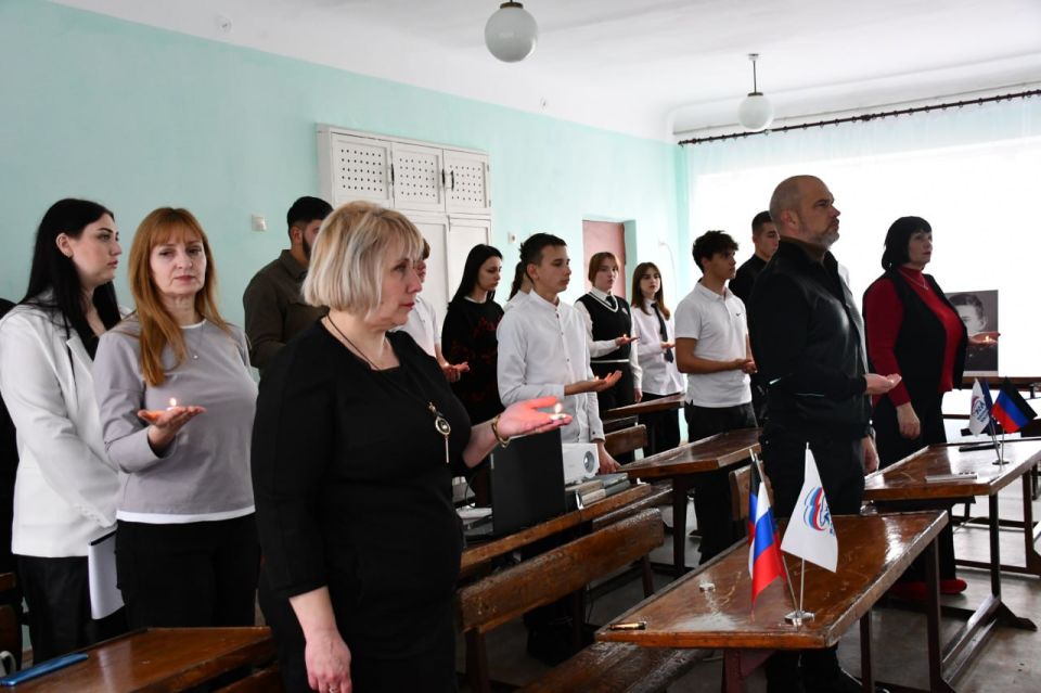 «День белых журавлей». 22 октября сотрудники Дебальцевского городского музея подготовили выставку «Связь поколений» ко Дню Белых Журавлей, который отмечается ежегодно 22 октября «День белых журавлей». 22 октября сотрудники Дебальцевского городского музея подготовили выставку «Связь поколений» ко Дню Белых Журавлей, который отмечается ежегодно 22 октября