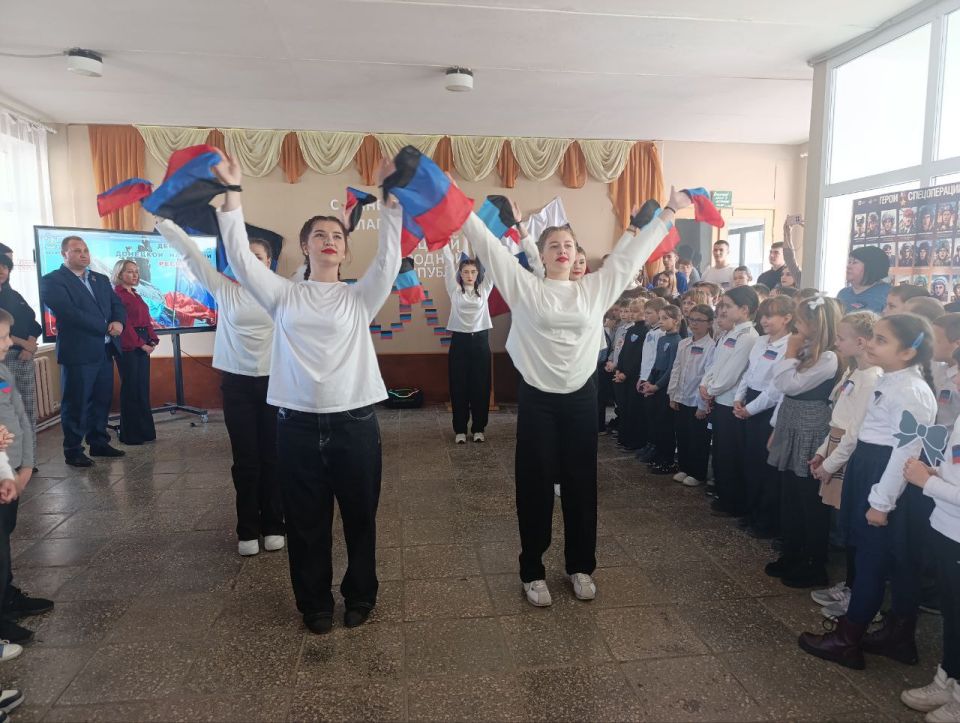 В преддверии одного из самых значимых государственных праздников – Дня Флага Донецкой Народной Республики – в стенах школы №11 состоялось торжественное мероприятие, объединившее школьников и активных членов партии «Единая... В преддверии одного из самых значимых государственных праздников – Дня Флага Донецкой Народной Республики – в стенах школы №11 состоялось торжественное мероприятие, объединившее школьников и активных членов партии «Единая...