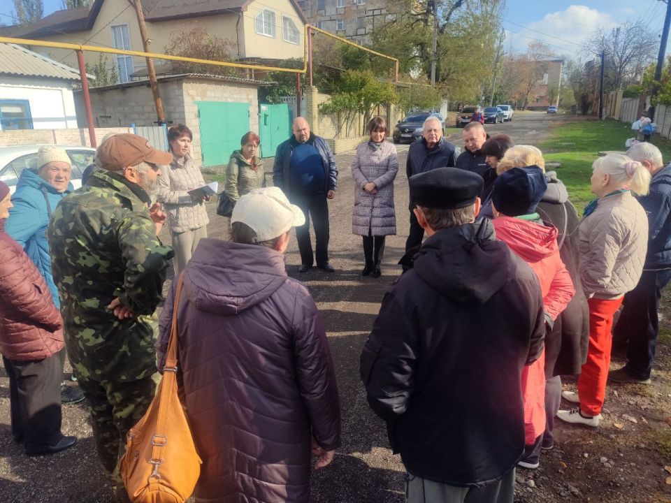 Сегодня, 22 октября, по поручению Главы ДНР Дениса Пушилина, руководитель Управы Калининского внутригородского района Администрации городского округа Донецк Елена Синецкая провела встречу с жителями по улице Дрогобычская Сегодня, 22 октября, по поручению Главы ДНР Дениса Пушилина, руководитель Управы Калининского внутригородского района Администрации городского округа Донецк Елена Синецкая провела встречу с жителями по улице Дрогобычская