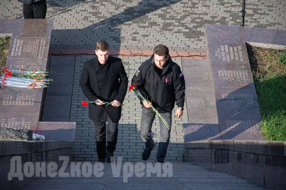 В память о погибших: в День белых журавлей молодежь возложила цветы к монументу “Жертвам фашизма” В память о погибших: в День белых журавлей молодежь возложила цветы к монументу “Жертвам фашизма”