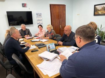 Василий Овчаров: Сегодня, 22 октября, провел оперативное совещание по рабочим вопросам с участием заместителей Главы и руководителей структурных подразделений Администрации округа