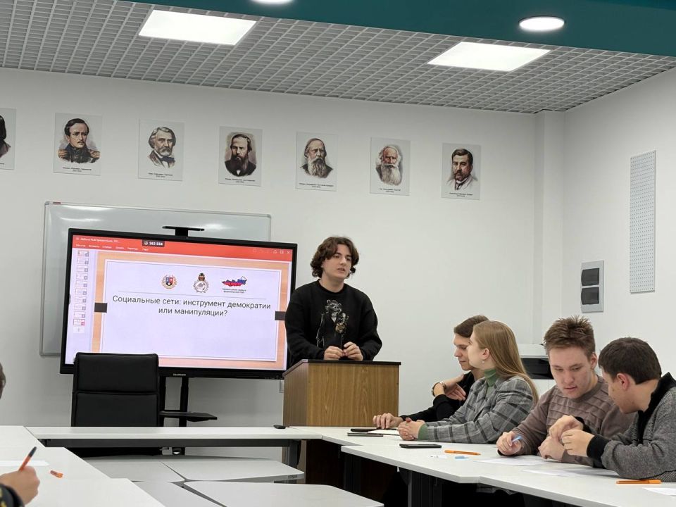 Три площадки — один день, одна цель: развитие молодежного диалога! Три площадки — один день, одна цель: развитие молодежного диалога!