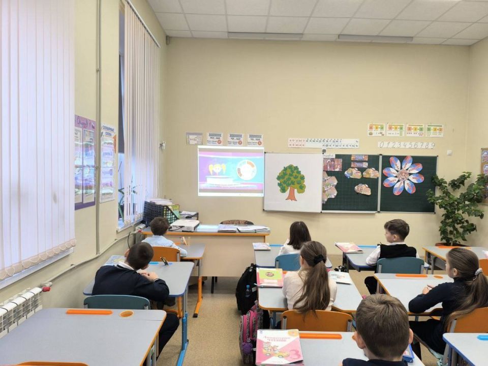 Сила России — в единстве и многообразии: в Мангушской школе №2 прошел «Разговор о важном» Сила России — в единстве и многообразии: в Мангушской школе №2 прошел «Разговор о важном»