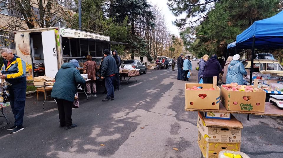 В Старобешево состоялась выездная торговая ярмарка В Старобешево состоялась выездная торговая ярмарка