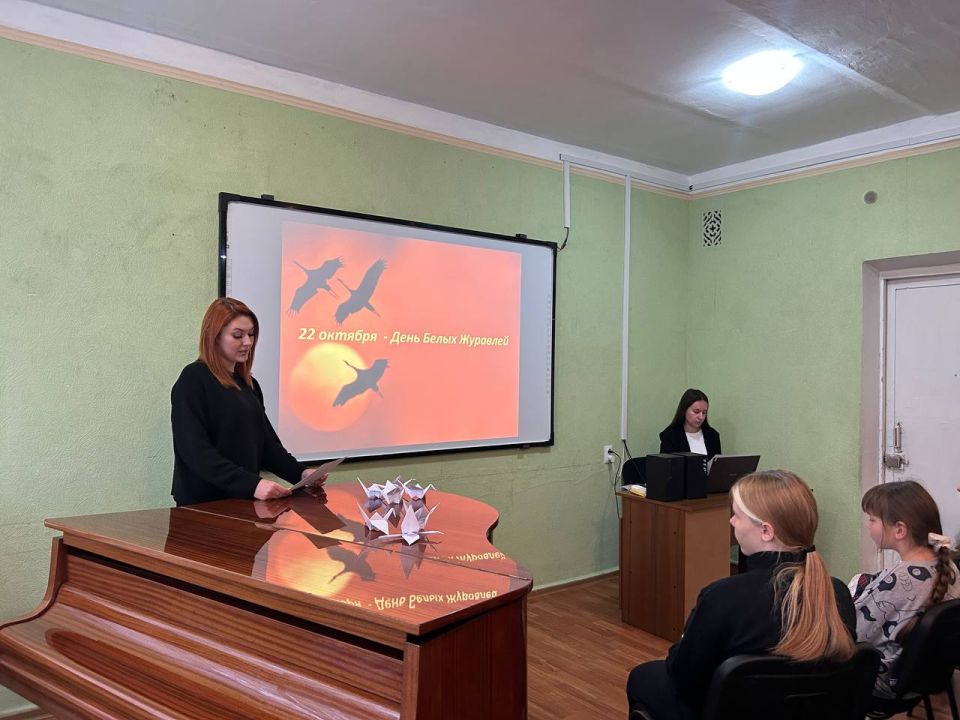Ко Дню Белых журавлей. 21 октября в камерном зале Школы искусств им. П.И. Чайковского состоялось мероприятие ко Дню Белых журавлей «Летят по небу журавли» - акция, посвященная памяти павших на полях сражений во всех войнах Ко Дню Белых журавлей. 21 октября в камерном зале Школы искусств им. П.И. Чайковского состоялось мероприятие ко Дню Белых журавлей «Летят по небу журавли» - акция, посвященная памяти павших на полях сражений во всех войнах