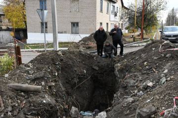 Сергей Назаров проверил ход ремонтных работ по замене трубопровода на улице Восточная