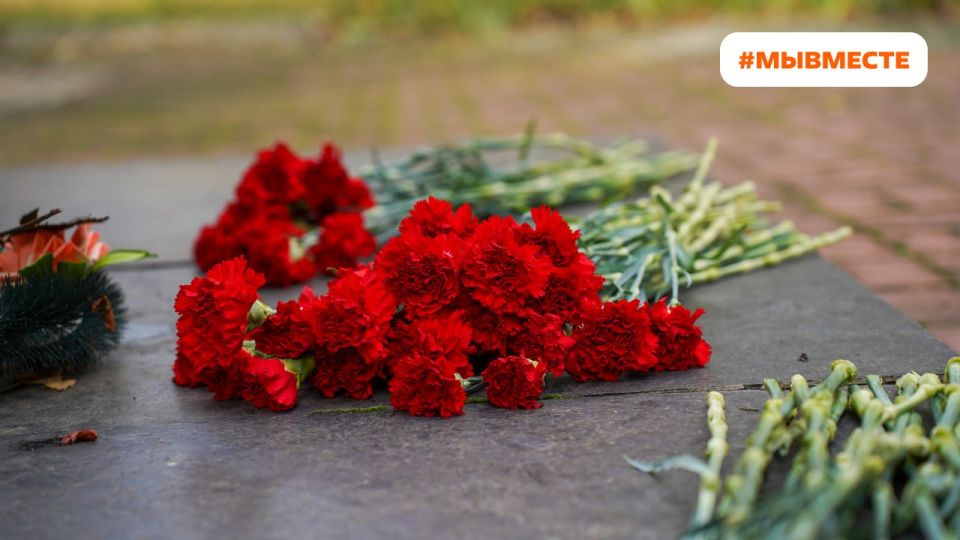 Мы за чистоту — мы помним. Сегодня волонтеры штабов #МЫВМЕСТЕ провели уборку территории у Братской могилы Мы за чистоту — мы помним. Сегодня волонтеры штабов #МЫВМЕСТЕ провели уборку территории у Братской могилы