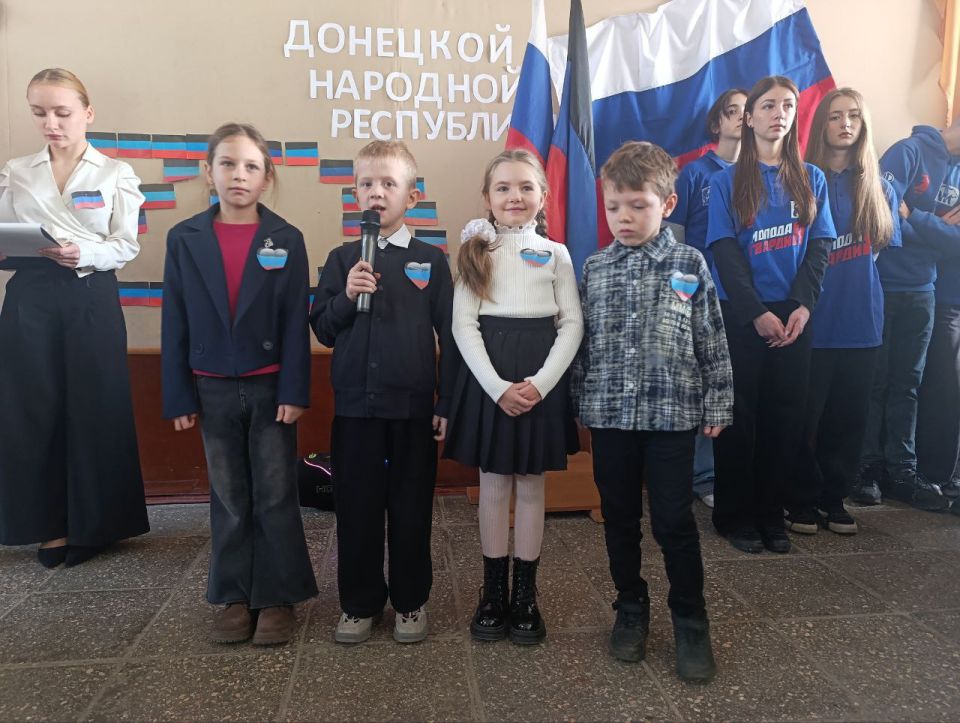 В преддверии одного из самых значимых государственных праздников – Дня Флага Донецкой Народной Республики – в стенах школы №11 состоялось торжественное мероприятие, объединившее школьников и активных членов партии «Единая... В преддверии одного из самых значимых государственных праздников – Дня Флага Донецкой Народной Республики – в стенах школы №11 состоялось торжественное мероприятие, объединившее школьников и активных членов партии «Единая...