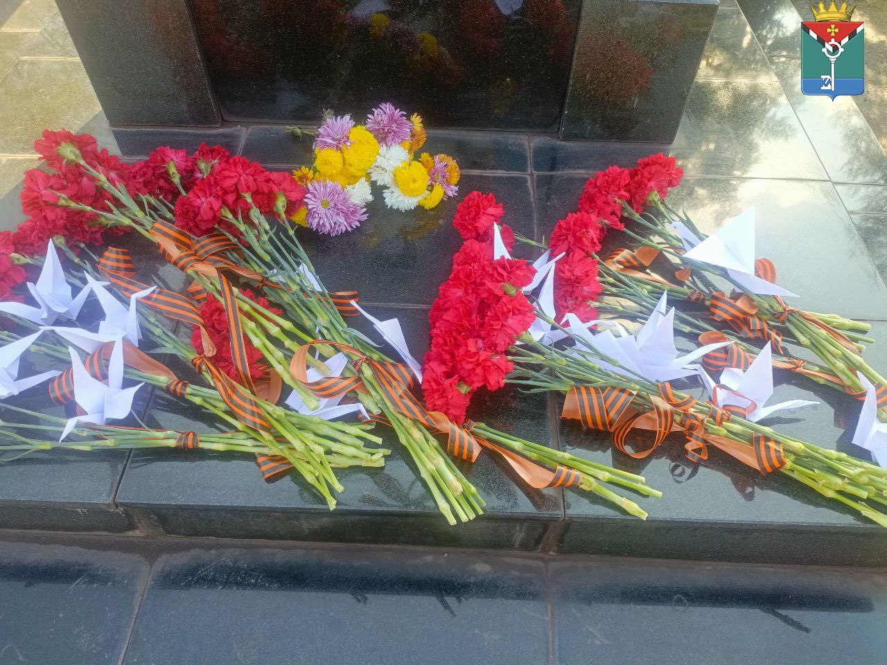 Сегодня в праздник Белых журавлей в сквере Г.Ф. Ткаченко - Петренко города Енакиево представители Администрации Краснолиманского муниципального округа и муниципального совета почтили память героев, отдавших жизнь за Отечество Сегодня в праздник Белых журавлей в сквере Г.Ф. Ткаченко - Петренко города Енакиево представители Администрации Краснолиманского муниципального округа и муниципального совета почтили память героев, отдавших жизнь за Отечество