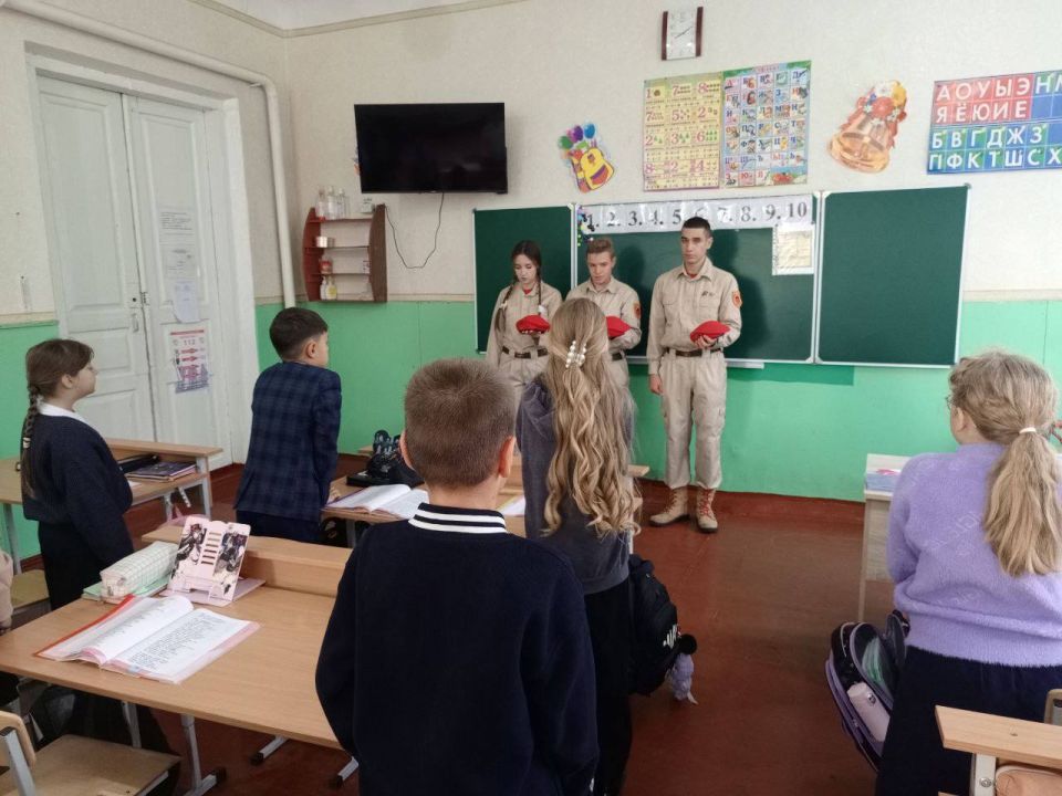 МЫ ПРОТИВ ТЕРРОРА!. Юнармейцы отряда ВПК «Пламя» штаба местного отделения городского округа Харцызска СШ № 4, ученики из 9-А класса Воробьев Сергей,Матинян Михаил, и Уманец Алина приняли участие в акции «Мы ПОМНИМ!» МЫ ПРОТИВ ТЕРРОРА!. Юнармейцы отряда ВПК «Пламя» штаба местного отделения городского округа Харцызска СШ № 4, ученики из 9-А класса Воробьев Сергей,Матинян Михаил, и Уманец Алина приняли участие в акции «Мы ПОМНИМ!»