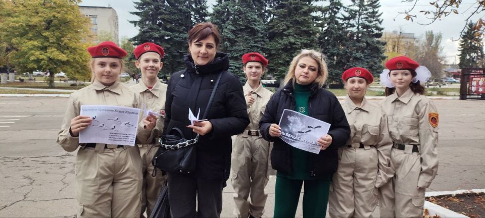 22 октября, в День Белых Журавлей, в городе Дебальцево прошла Акция «Белые журавли» в рамках партийного проекта «Историческая память»", посвященная памяти о тех, кто отдал свои жизни за Родину, за мир, за счастье будущих... 22 октября, в День Белых Журавлей, в городе Дебальцево прошла Акция «Белые журавли» в рамках партийного проекта «Историческая память»", посвященная памяти о тех, кто отдал свои жизни за Родину, за мир, за счастье будущих...