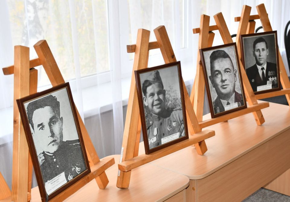 «День белых журавлей». 22 октября сотрудники Дебальцевского городского музея подготовили выставку «Связь поколений» ко Дню Белых Журавлей, который отмечается ежегодно 22 октября «День белых журавлей». 22 октября сотрудники Дебальцевского городского музея подготовили выставку «Связь поколений» ко Дню Белых Журавлей, который отмечается ежегодно 22 октября