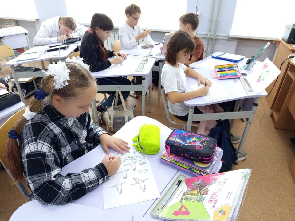 Арт час "Летят над миром журавли...", приуроченный ко Дню белых журавлей, прошел сегодня с детьми из группы продленного дня ГБОУ "Общеобразовательная школа №5 Волновахского м. о." Арт час "Летят над миром журавли...", приуроченный ко Дню белых журавлей, прошел сегодня с детьми из группы продленного дня ГБОУ "Общеобразовательная школа №5 Волновахского м. о."
