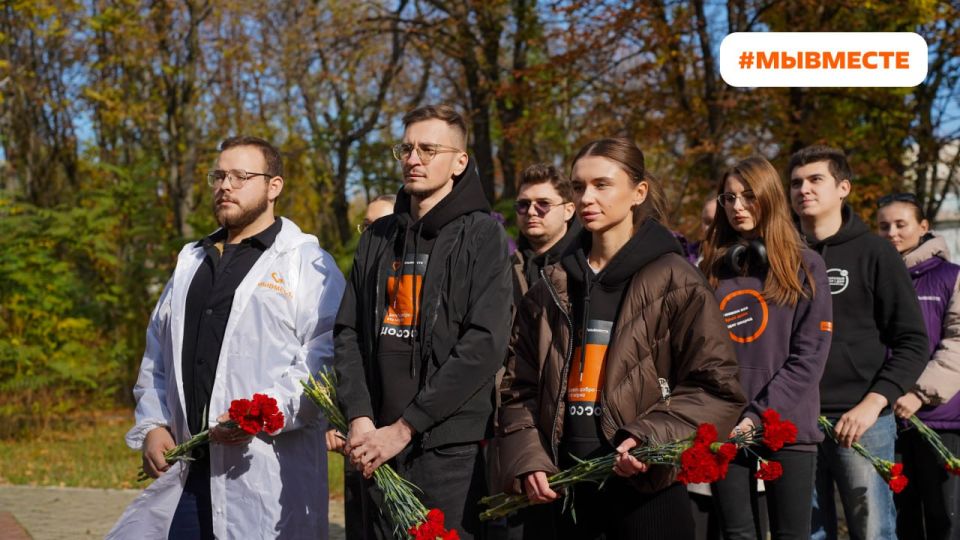 Мы за чистоту — мы помним. Сегодня волонтеры штабов #МЫВМЕСТЕ провели уборку территории у Братской могилы Мы за чистоту — мы помним. Сегодня волонтеры штабов #МЫВМЕСТЕ провели уборку территории у Братской могилы