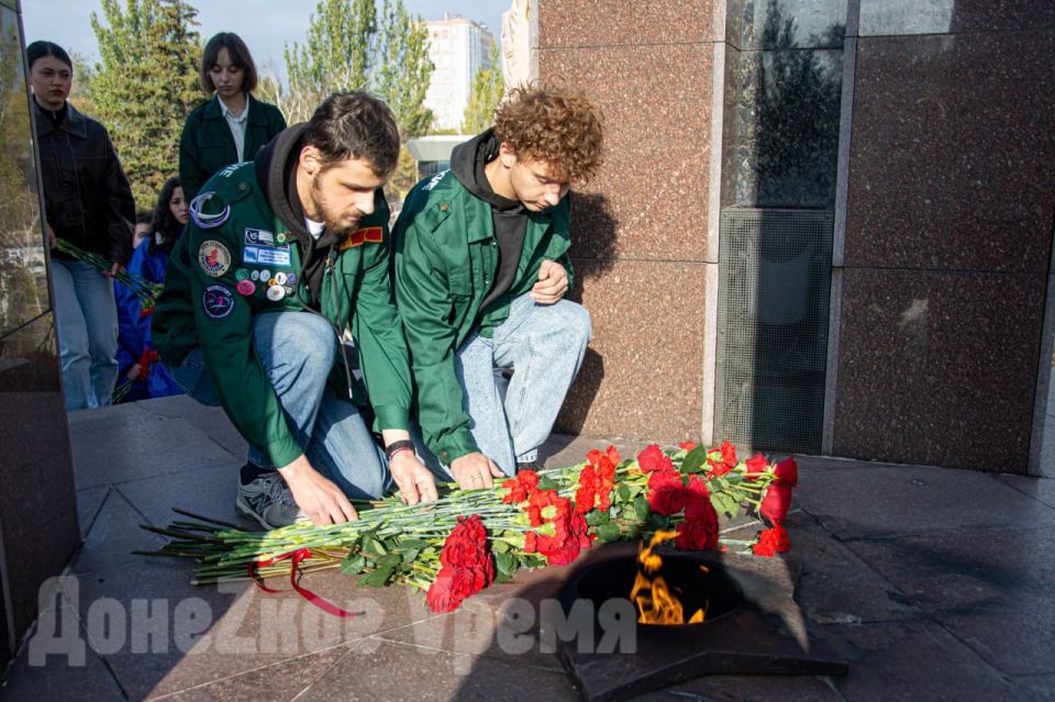 В память о погибших: в День белых журавлей молодежь возложила цветы к монументу “Жертвам фашизма” В память о погибших: в День белых журавлей молодежь возложила цветы к монументу “Жертвам фашизма”