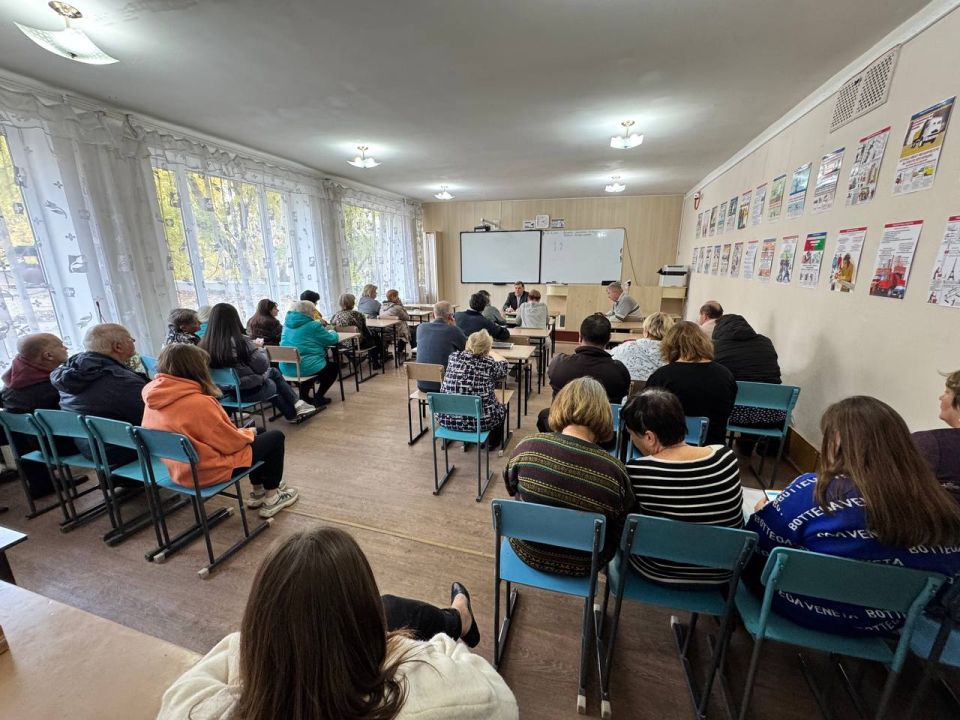 Встреча в Донецком технологическом колледже: обсуждение актуальных вопросов района Встреча в Донецком технологическом колледже: обсуждение актуальных вопросов района