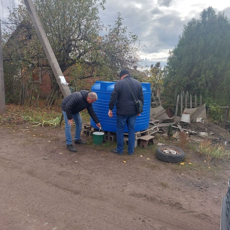 22 октября 2025 года во исполнение поручения Главы Донецкой Народной Республики депутаты Ясиноватского муниципального совета Анна Бондарь, Наталья Филиппова и Владимир Сергиенко посетили места подвоза воды 22 октября 2025 года во исполнение поручения Главы Донецкой Народной Республики депутаты Ясиноватского муниципального совета Анна Бондарь, Наталья Филиппова и Владимир Сергиенко посетили места подвоза воды