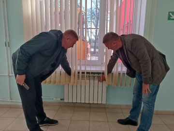 Сергей Юзвинкевич: Сегодня вместе с депутатом Народного Совета ДНР Золотнюк В.А. проинспектировал работу системы отопления в ГБОУ "Володарская школа №1 Володарского м.о." и ГБОУ "Володарская школа №2 Володарского м.о." в...