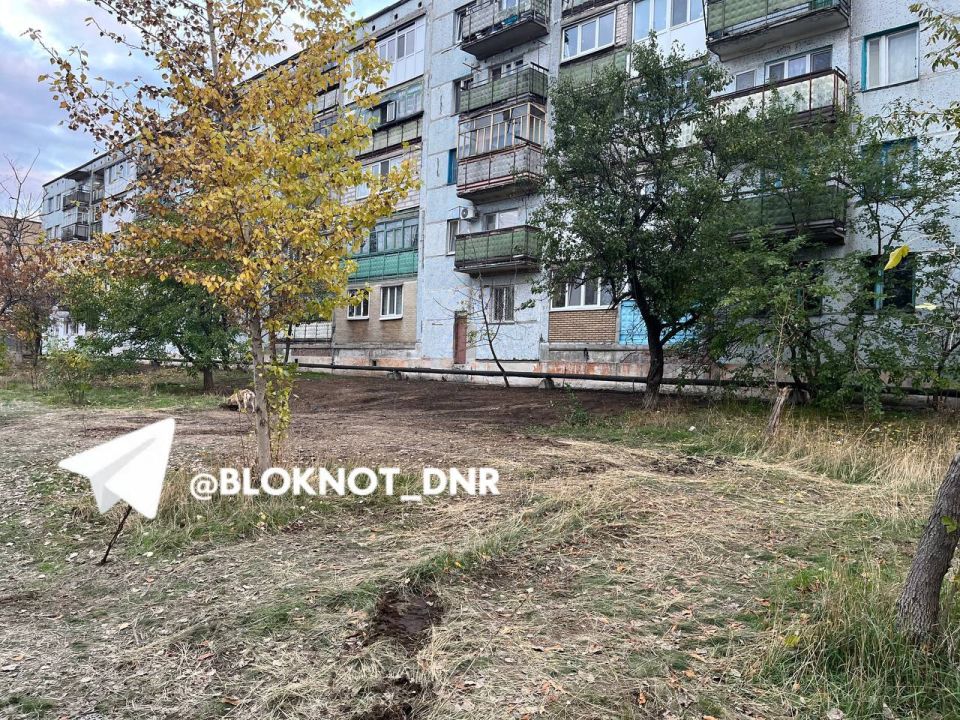 Демонтированную крышу возле дома в Зугрэс убрали спустя 2 месяца, сразу после визита журналистов «Блокнот» Демонтированную крышу возле дома в Зугрэс убрали спустя 2 месяца, сразу после визита журналистов «Блокнот»